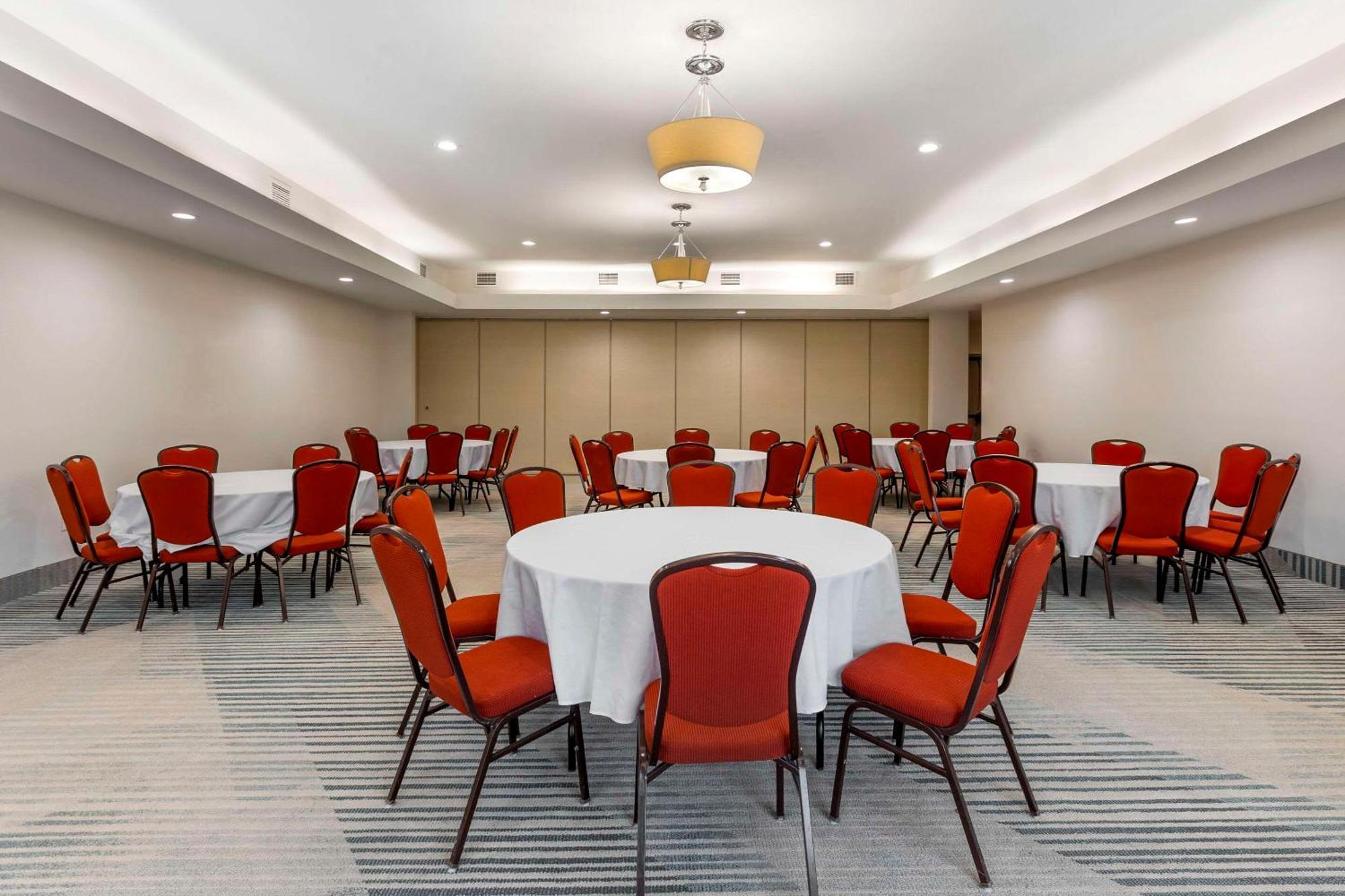 Comfort Inn & Suites Verona At Turning Stone Resort Casino Bagian luar foto