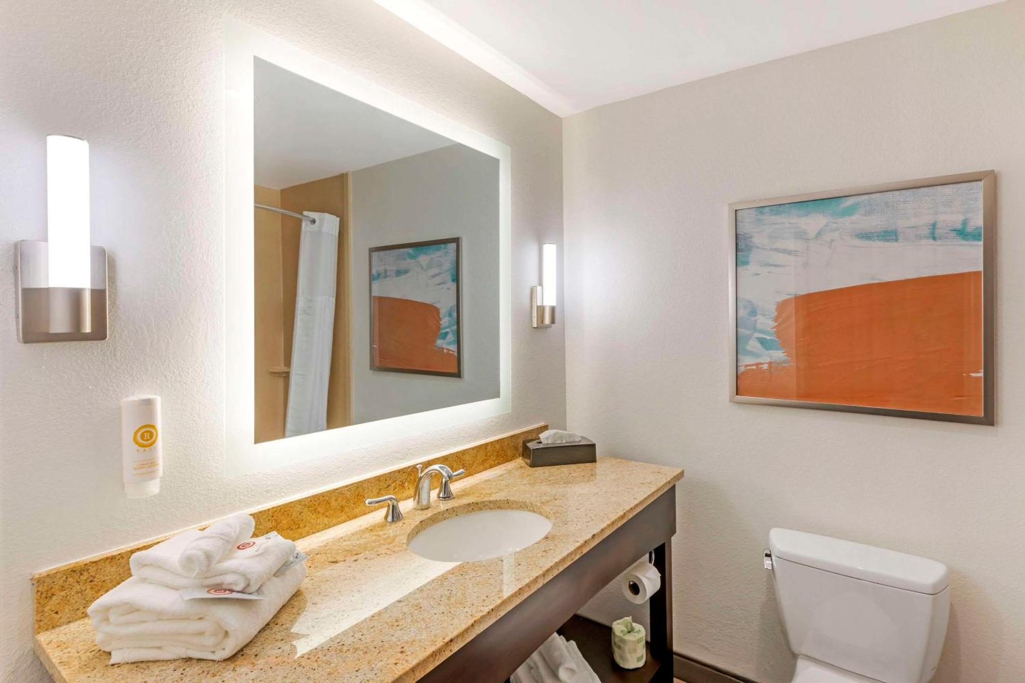 Comfort Inn & Suites Verona At Turning Stone Resort Casino Bagian luar foto