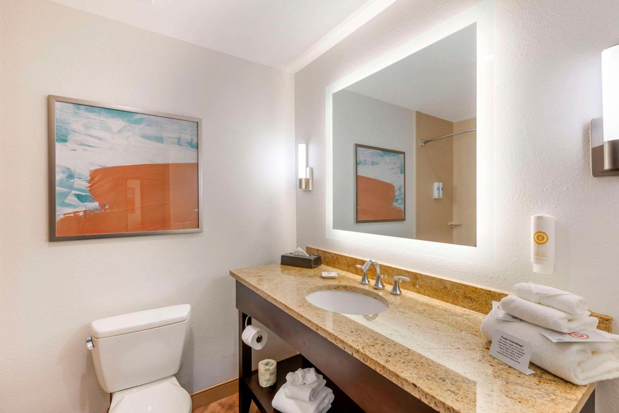 Comfort Inn & Suites Verona At Turning Stone Resort Casino Bagian luar foto